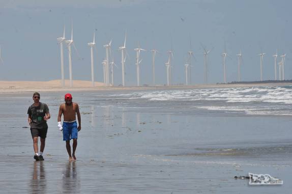 Os sobrinhos Leo e João Pedro, durante a caminhada entre Fortim e Canoa Quebrada, no litoral do Ceará